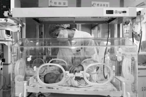 　15日，烟台山医院产一科主任严倩探望刚出生的婴儿。本报记者宋佳摄