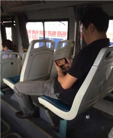 男子在公交上播不雅片 故意给女乘客看-搜狐汽车