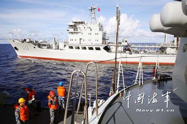 综合补给舰洪泽湖舰分别为导弹护卫舰绵阳舰和葫芦岛舰进行液货补给