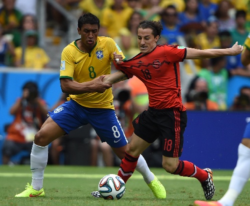 图文:巴西vs墨西哥 保利尼奥与瓜尔达多争抢 - 