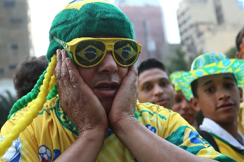 图文:巴西vs墨西哥 圣保罗球迷聚集观战 - 棋牌