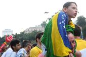 图文：巴西vs墨西哥 小男孩做父亲肩头观战