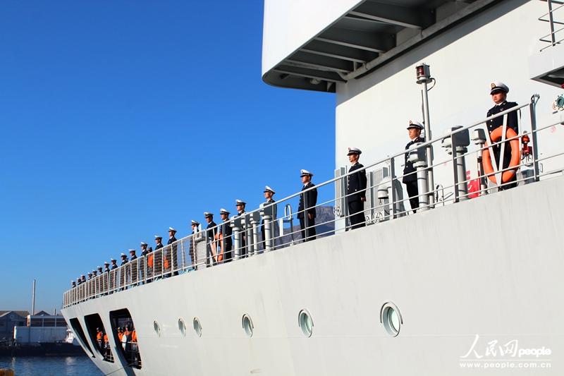 当地时间17日上午，中国海军第十六批护航编队抵达南非开普敦，进行友好访问。图为海军“盐城号”导弹护卫舰驶入开普敦港。人民网 张洁娴 摄