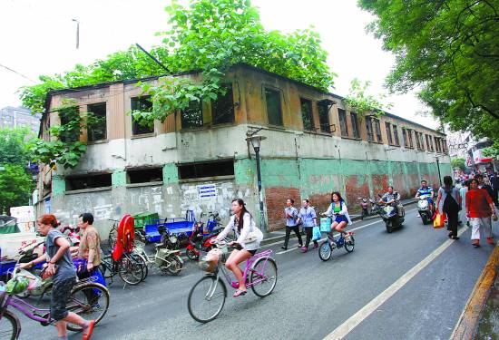 6月17日，行人从南京利济巷慰安所旧址前经过。