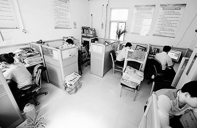 灵寿县委组织部6名工作人员蜗居在约15平方米的办公室内办公。新华社记者 王 晓摄