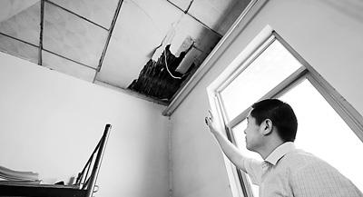 灵寿县委一间办公室的屋顶还没来得及修缮。 新华社记者 王晓摄