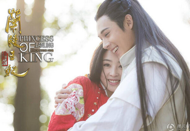 张含韵秒变女神 与陈奕彭冠英三角虐恋 《兰陵王妃》改编自杨千紫的同名小说,讲述了端木一族的后人端木怜(张含韵饰)假扮成元清锁,被派往北周司空府调查、夺取镇魂珠与青鸾镜的下落,却在受创后失去记忆,从此在重重迷雾中寻找身世和真相的故事。在元清锁坎坷的人生经历中,她与兰陵王(陈奕饰)、宇文邕(彭冠英饰)荡气回肠的旷世三角虐恋成为一大看点。 在此次曝光的首款预告片中,身着华美孔雀霓裳出场的张含韵挥动芊芊舞姿惊艳亮相,举手投足间尽显女神气质,俘获了一旁观看的冷峻腹黑男宇文邕的倾心。然而,恍惚间,正舞着的