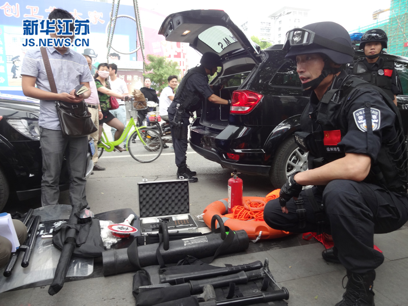 徐州女特警在进行索降训练(王伟)