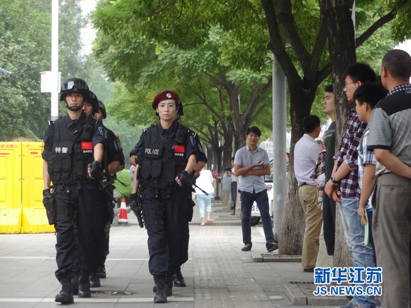 徐州警方囤警街面 有效震慑涉恐人员(组图)