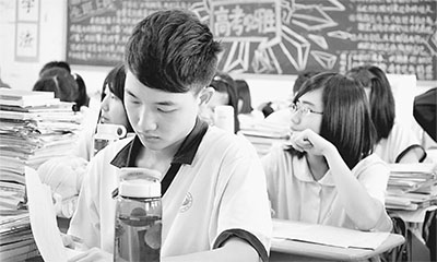 5月28日,广州市第三中学高三学生们在做高考前