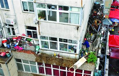 老人捡7年碎木头堆满平台 坚信有用不舍得扔(图)
