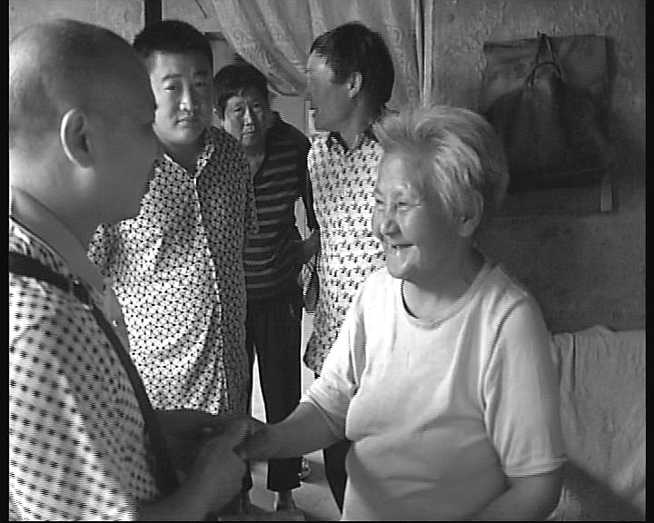 思念故乡和亲人24载,满头青丝变成白发,在故城县民族宗教局干部的帮助