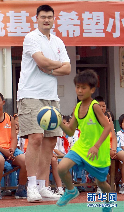 并现场教授小学生篮球训练要领,进行噶占【组图】姚明联手nba