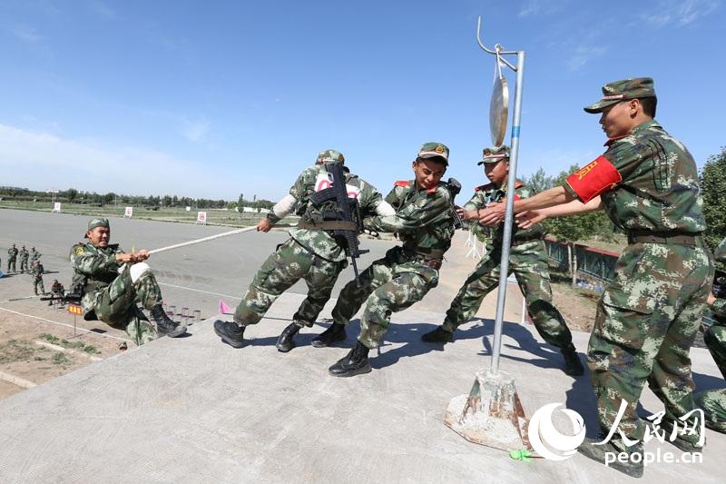 内蒙古公安边防机动部队举行军事比武(高清)(组图)图为三人协作征服四
