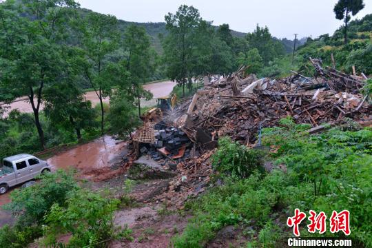 图为麻阳县谭家寨乡中心小学及附近农田被洪水淹没。 陈建武 摄