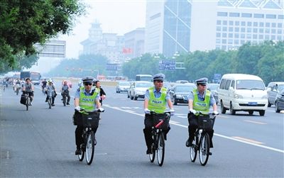 北京交管局领导骑车上路巡逻弥补警力缺口图