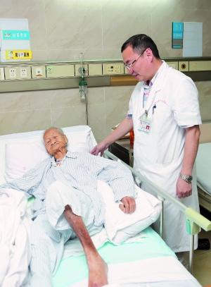 芳村一名104岁的老婆婆,做了人工股骨头置换手术后,重新站了起来,这是