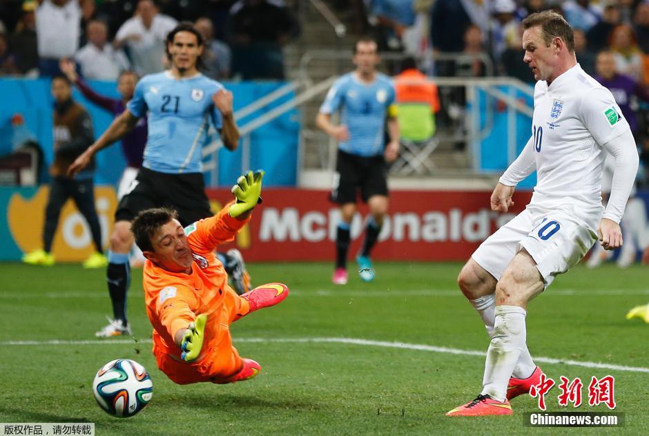 巴西世界杯-乌拉圭2-1英格兰 苏亚雷斯复出梅开
