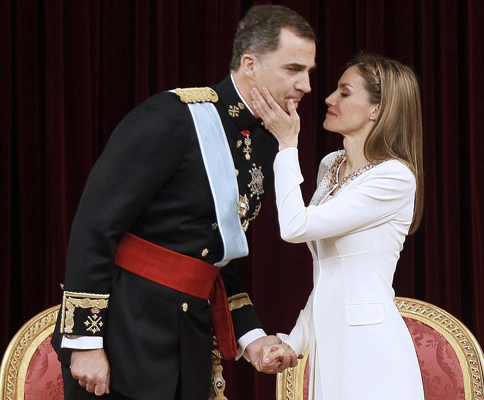 西班牙新国王向民众致意 热吻王后秀恩爱(高清