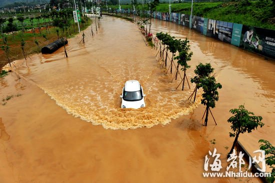 车在水中游 福州闽侯荆溪大道积水难退(图)