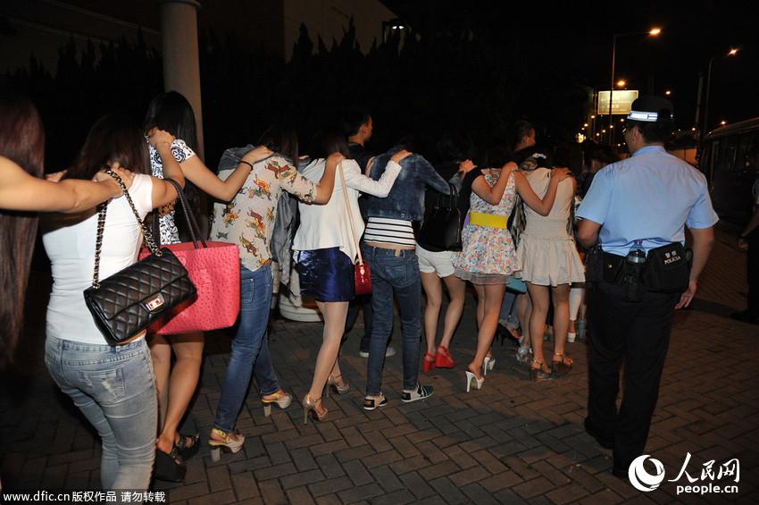澳门治安警打击卖淫活动 29名涉案女子被带走
