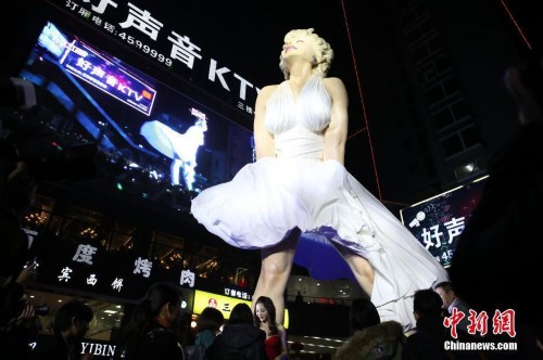 2013年12月29日晚,广西贵港市区开业的“唐人街”商业项目推出号称中国最高的玛丽莲-梦露大型逼真雕塑。