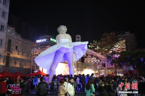 2013年12月29日晚,号称中国最高的玛丽莲-梦露大型逼真雕塑推出。