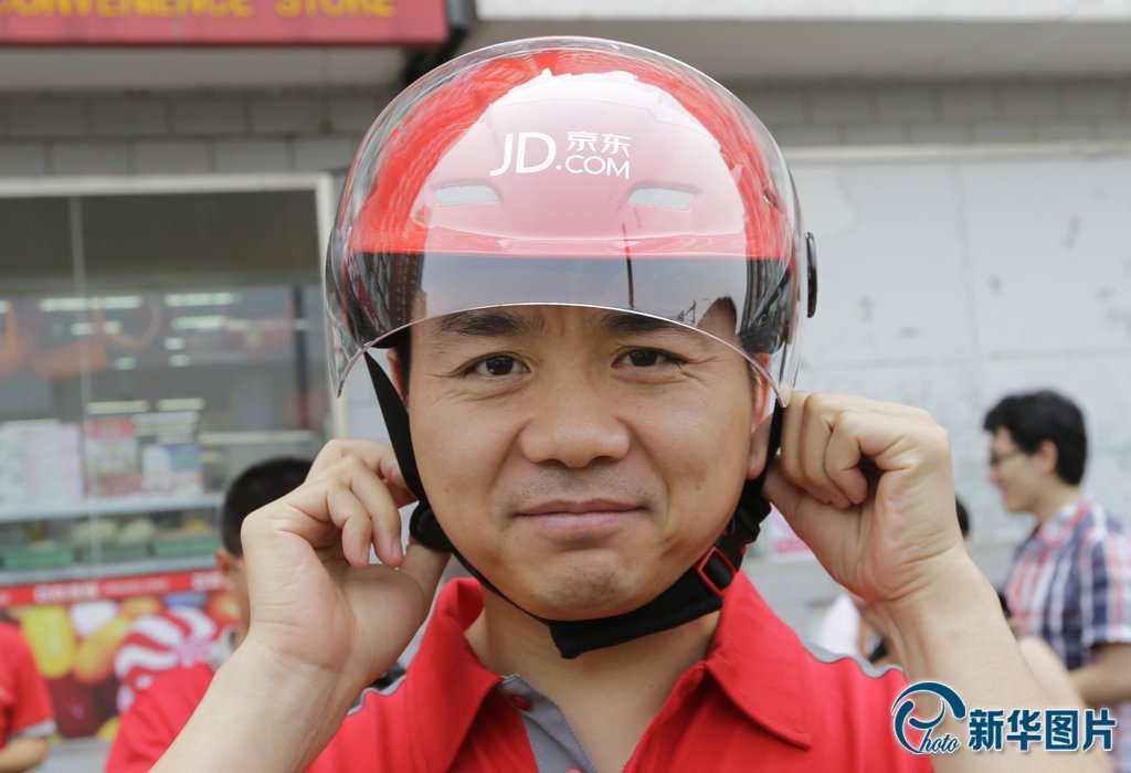 2014年6月18日，北京，在美上市后，身价飙升到数十亿美元的京东集团创始人兼CEO刘强东，在618京东店庆大促期间也亲自披挂上阵，当了一回快递员。