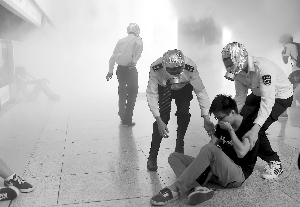 奥体中心地铁站昨天举行火灾应急处置演练 本版摄影 现代快报记者 李雨泽