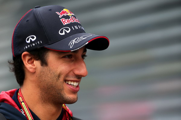 图文:F1奥地利站第三次练习 里卡多笑容满面