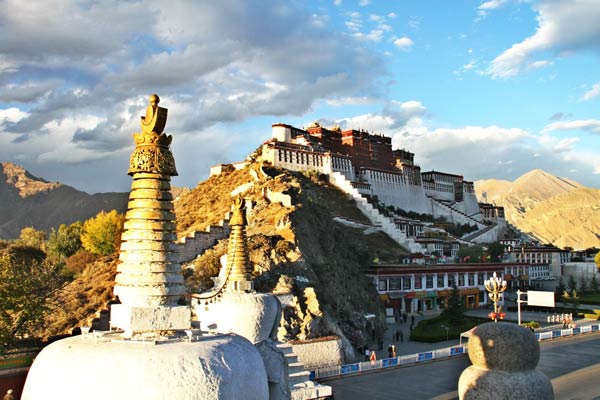 藏旅游进入旺季 布达拉宫门票趋紧需提前预约