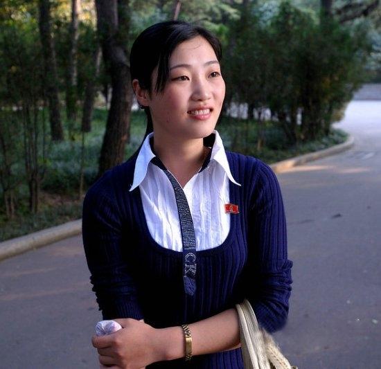 朝鲜女人不整容,少化妆,穿裙子,崇尚健康美.