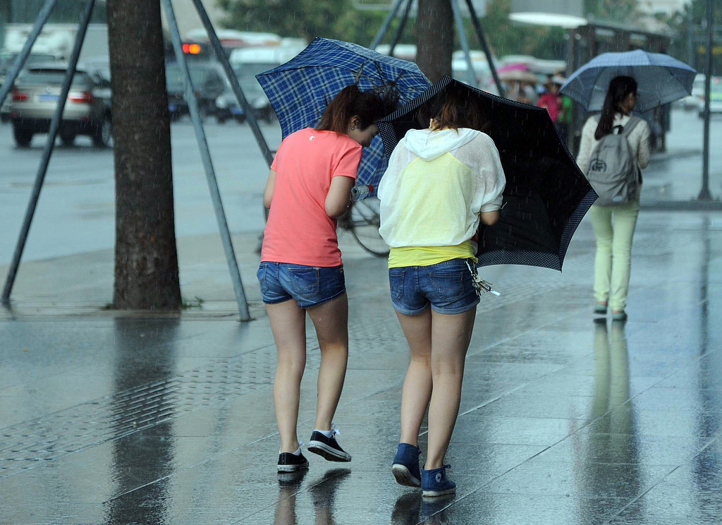 成都市中心阵雨突袭 未来6小时市区、郫县等仍