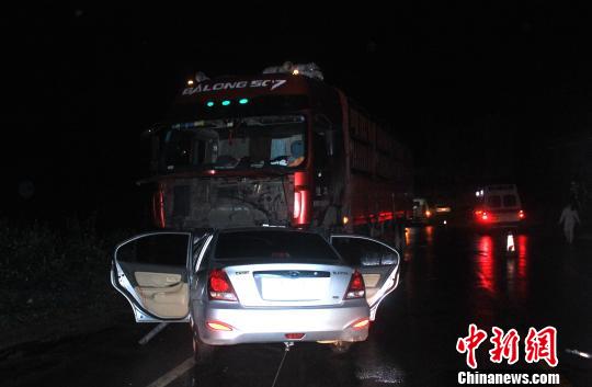贵州绥阳:小轿车撞上大货车 5人遇难(图)