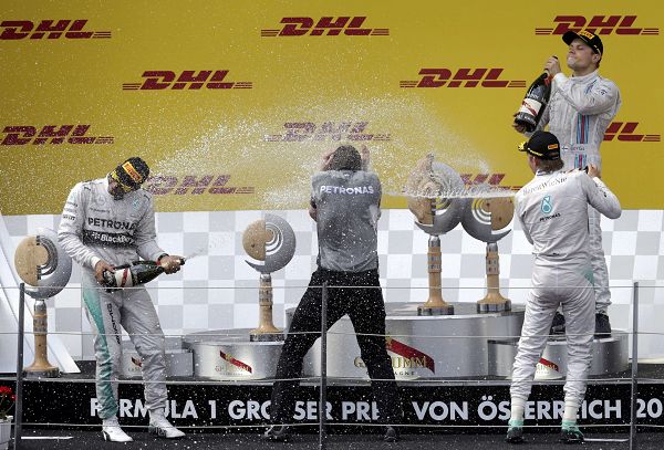 图文:F1奥地利站正赛 下起香槟雨