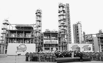 中国去年提出共建丝绸之路经济带倡议,激起了丝绸之路沿途国家更大的合作热情。图为中国和哈萨克斯坦最大的非资源领域投资项目—阿克套沥青厂开工仪式现场。