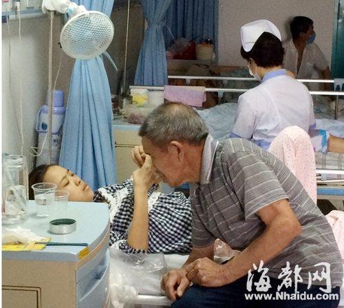 养父每天陪护在女孩身旁,不离不弃