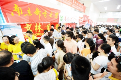 高招咨询会现场火爆 孟德龙 摄