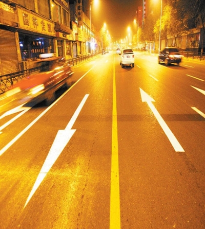 扬城77条主干道交通标志全面更新 新交通标志