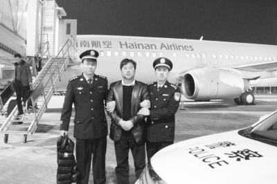 沈桂林被警方押回海口资料图