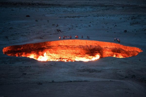 卡拉库姆沙漠一凹坑喷火40年 被称"地狱之门"