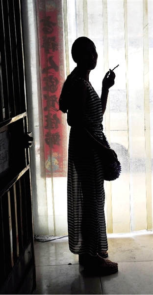 等待喝美沙酮的戒毒者