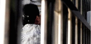 一名戒毒男子正在门诊部内喝药