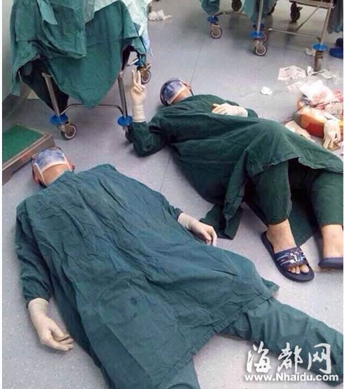 三医生超难度手术32小时 累到瘫倒照片网上热