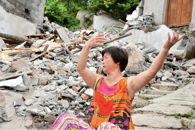 52岁的冯建平始终固执地认为,自家违章建筑被强拆与她反对“村长卖地”有关。陈瑜|摄