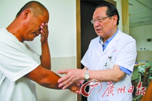 2014年6月20日下午,徐克成院长鼓励冰冰父亲要坚强面对眼前的一切。 记者莫伟浓 实习生郑凯夫 摄