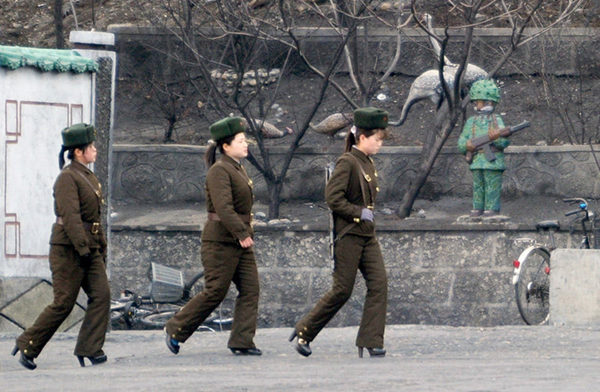 原文配图：2013年4月11日，在鸭绿江对岸的朝鲜新义州，一队女兵在江边巡逻，值得注意的是，女兵竟然穿着高跟鞋，高度目测大概有10厘米左右