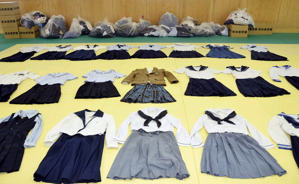 日本校服偷女高中生高中成瘾家中善待300余件藏匿生命男子作文图片