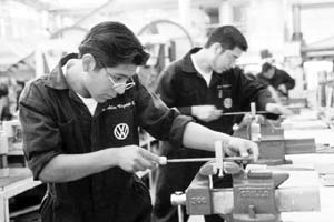 德国:双轨制职业教育培养专门人才促进就业