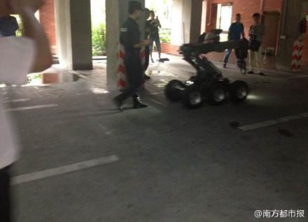 车底发现疑似爆炸物 深圳警方启用防爆机器人排险